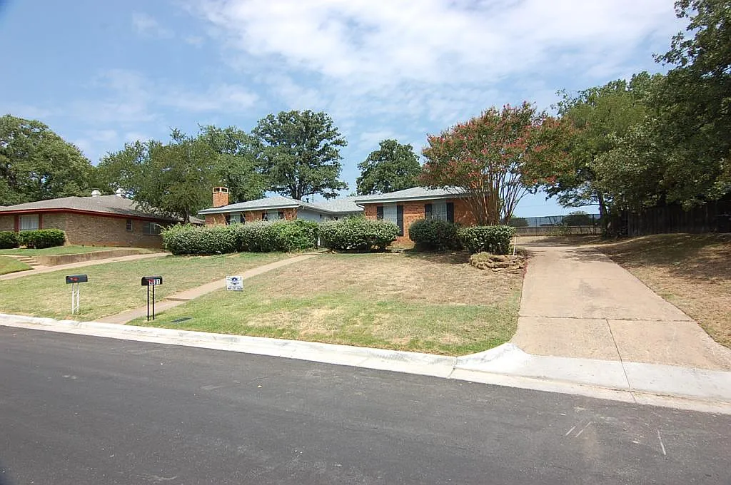4801 Woodland Park Blvd — Photo 2