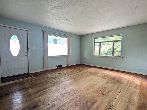 2nd image of 326 W Singer St