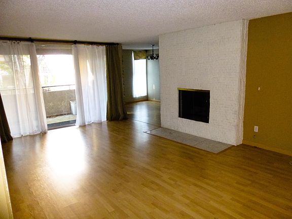 3rd image of 5330 Lindley Ave Unit 204