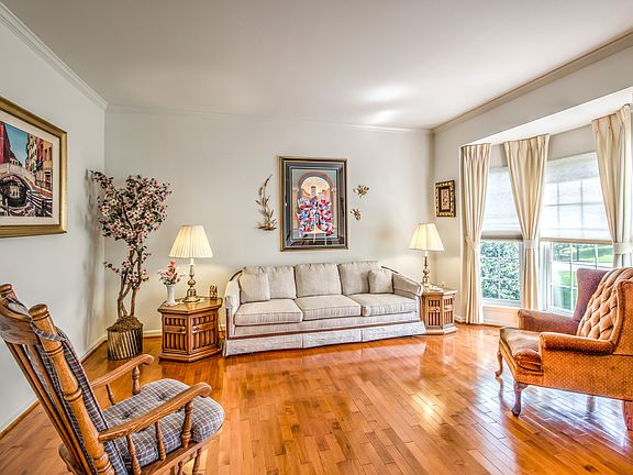 5th image of 17165 Stoneleigh Pl
