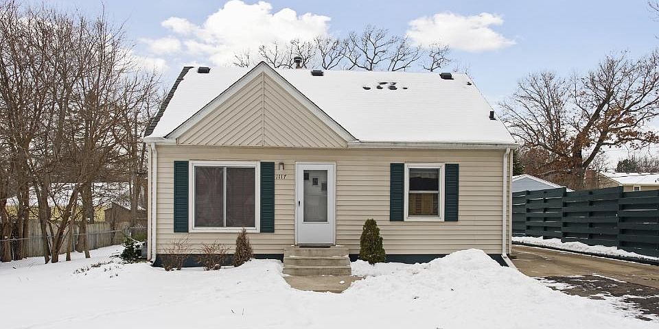 Charming bungalow in Hopkins Schools.  Minutes to downtown, quick and easy access to Hwy 55, 394 and 169!