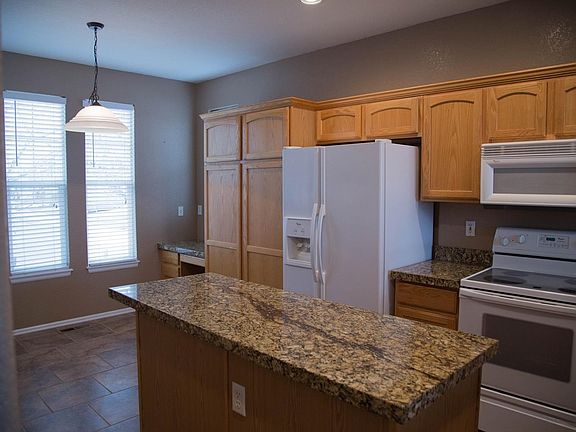 Slab granite, eat in kitchen, desk and clean, matching appliances!