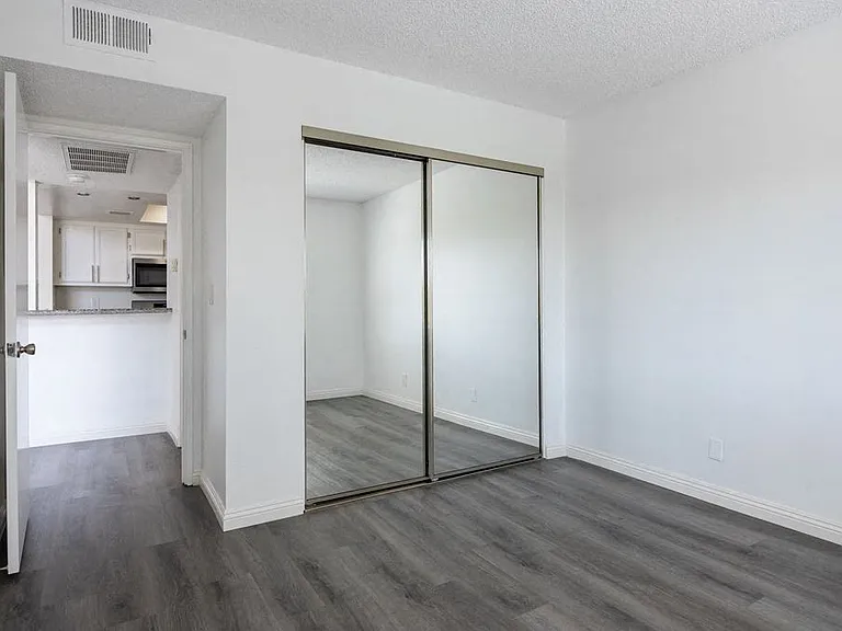 Hawthorne Apartments — Photo 40