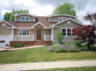 564 Center Dyre Ave, West Islip, NY 11795