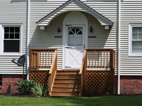 Front entrance splits into 2