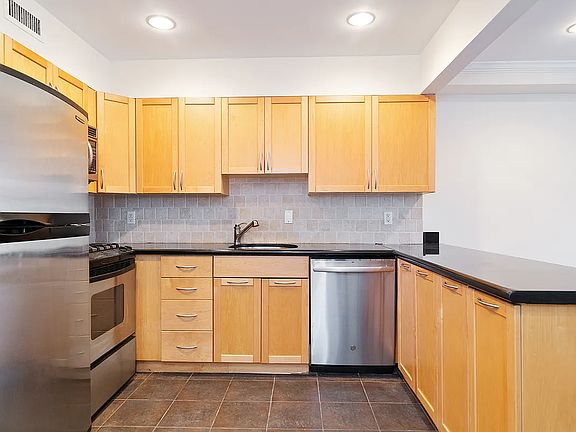 4th image of 143 Mulberry St APT 2B