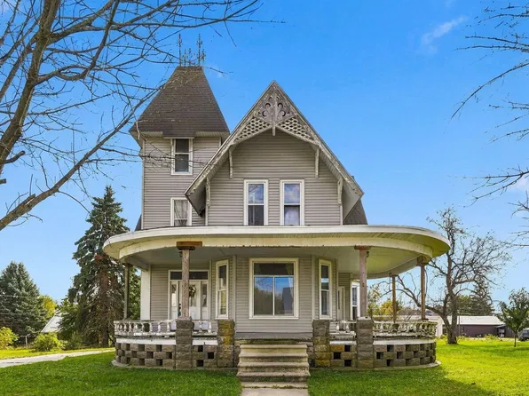 110 E Mission St, Strawberry Point, IA 52076