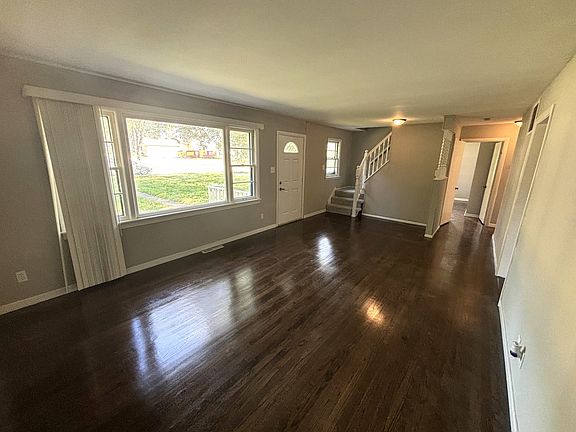 3rd image of 741 W Kenilworth Ave