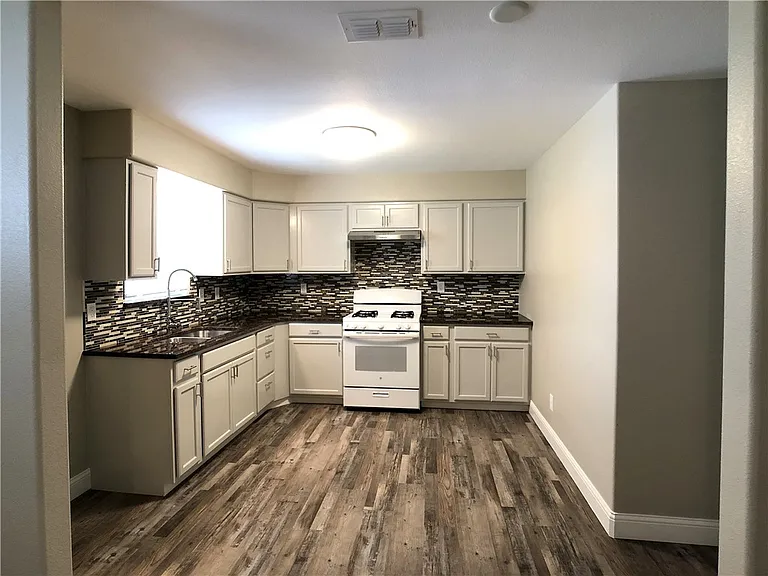 2409 Crews St #2409 — Photo 11
