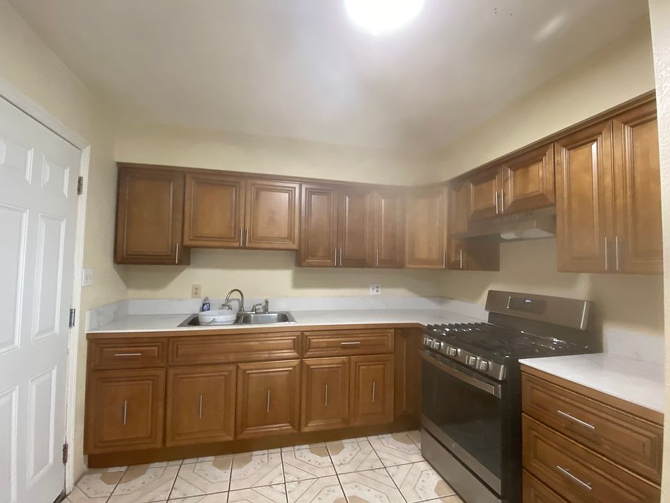 2nd image of 845 W 4th St