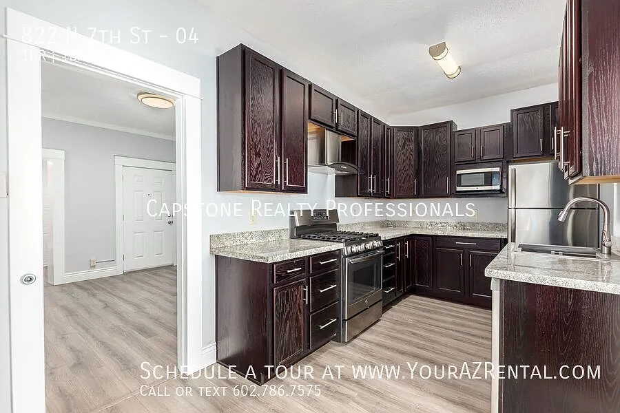 Embrace Downtown Living in this Chic Historic 1 Bed 1 Bath! Walk to plenty of restaurants and shops! — Photo 4