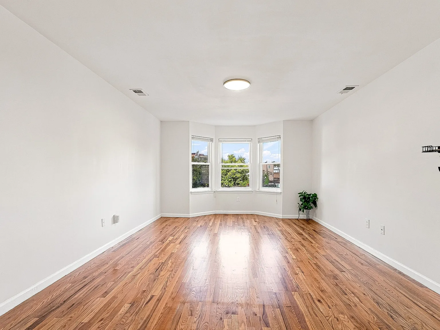 3 bed, 1100 sqft, $2,700 — Photo 3