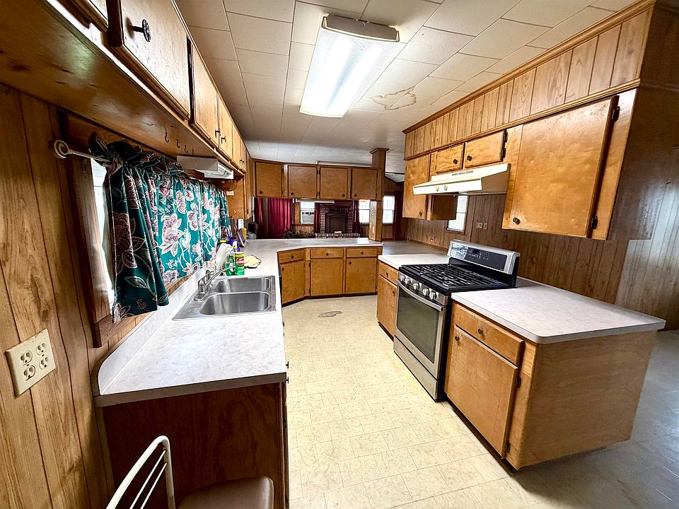 7th image of 200 Plum St