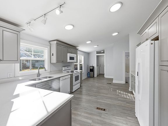 4th image of 24 Samy Ln. #107 Ben Horry