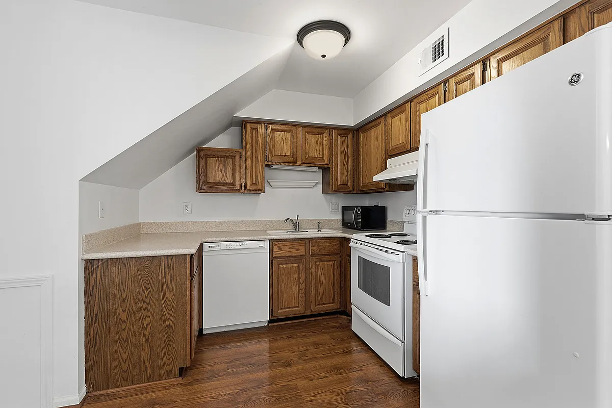 Building Photo - 253 Pinewood Cir #68