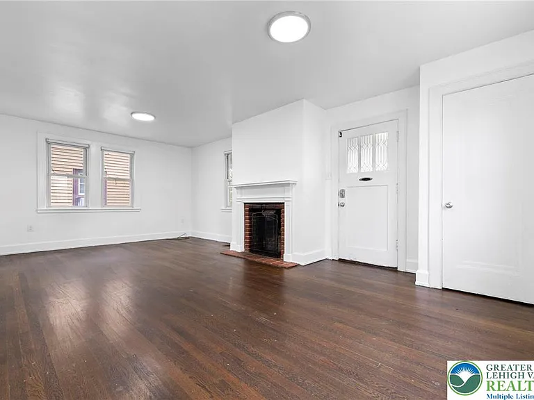 409 E Washington Ave — Photo 3