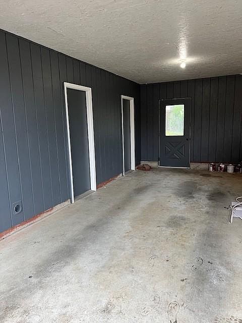 Carport with storage units for A and B. 1 covered spot is included in the rent