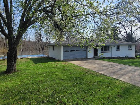 3rd image of 969 Robin Hill Dr