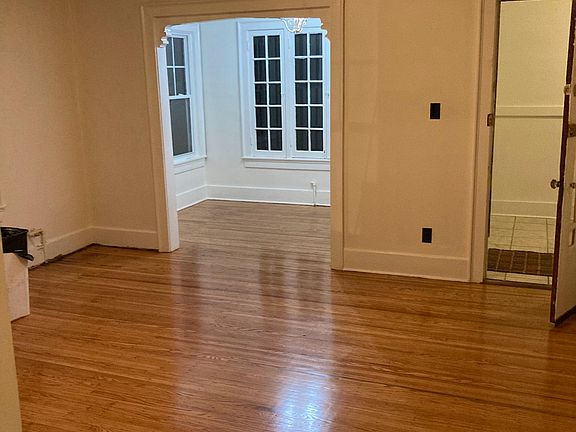 4th image of 2161 Eastview Ave #1