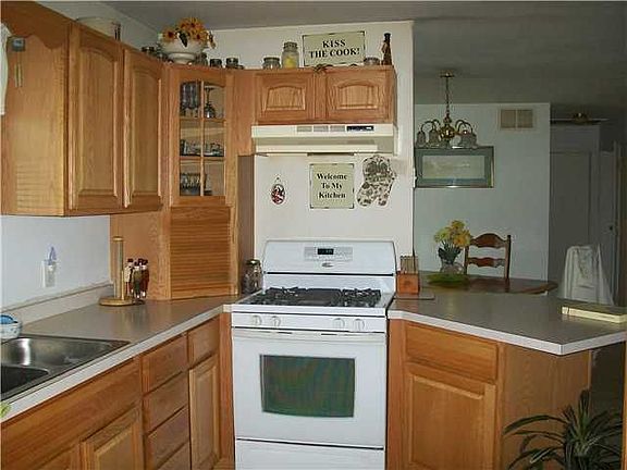 5th image of 1695 Twin Oaks Dr