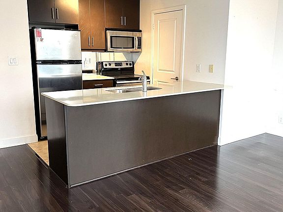 4th image of 4033 Hurontario St #419