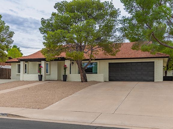 3rd image of 2215 E Sahuaro Dr