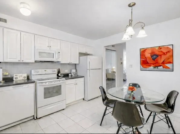 9387 Bay Colony Dr APT 3W, Des Plaines, IL 60016