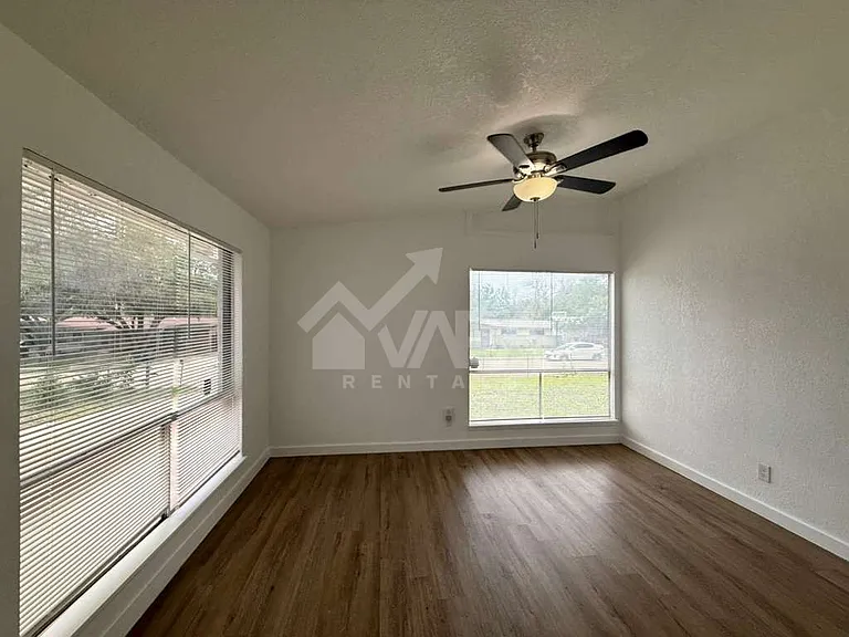 518 Jamaica Dr — Photo 9