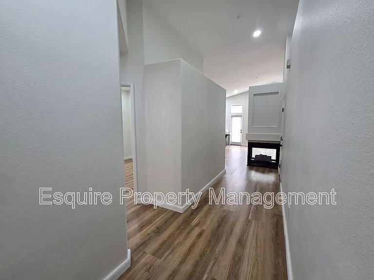 4888 Ellington St — Photo 4