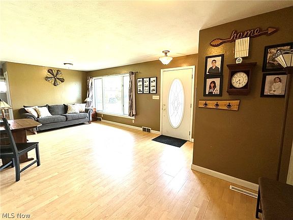 3rd image of 200 Crystal Ln