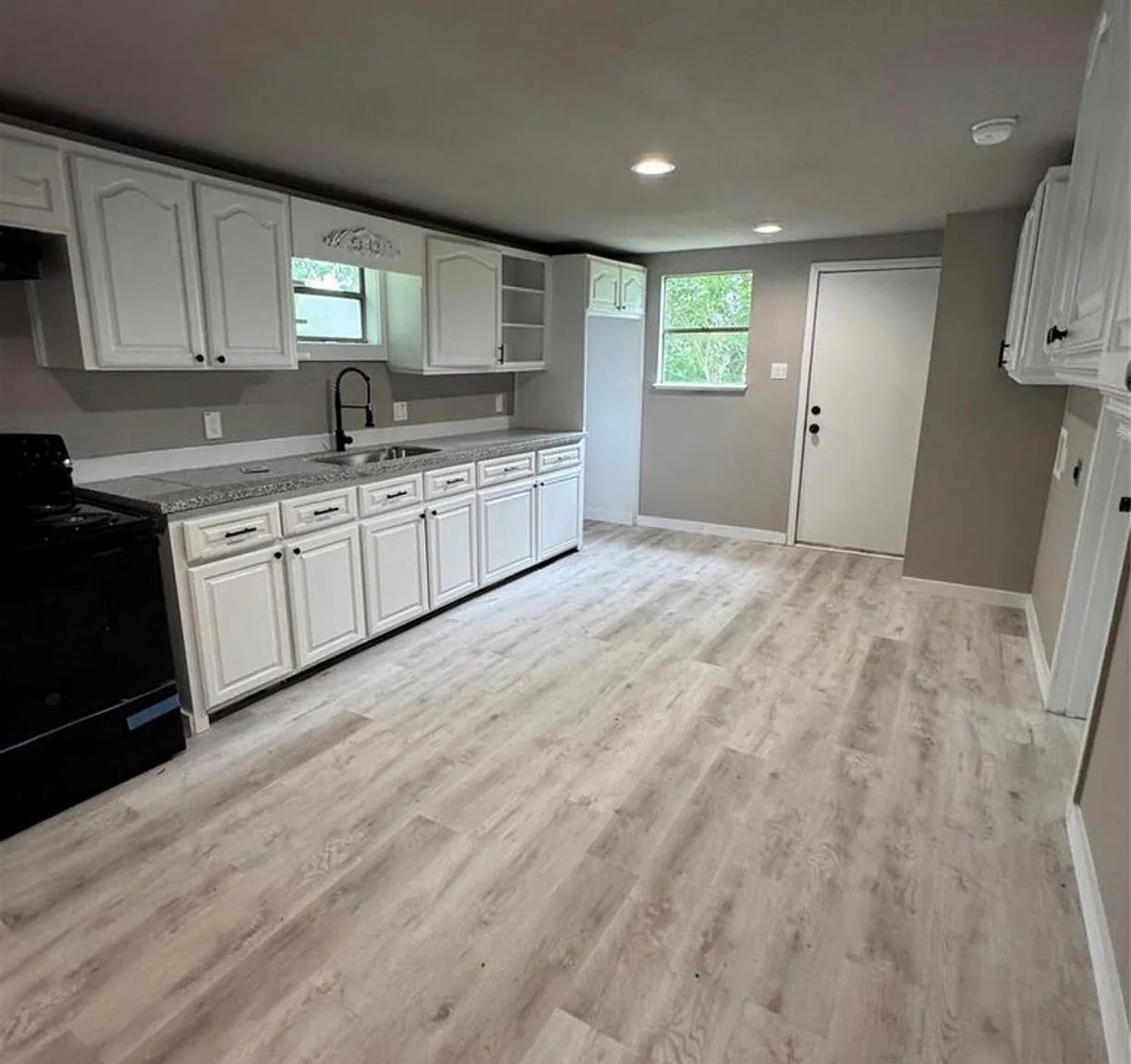 3 bed, 1.0 bath, 1212 sqft, $1,100 — Photo 4