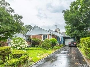 17 Oakley Pl, Great Neck, NY 11020