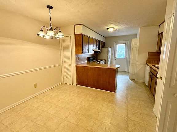 3rd image of 516 Whitehall Ln