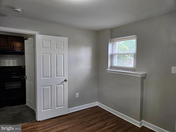 5th image of 807 48th Pl NE