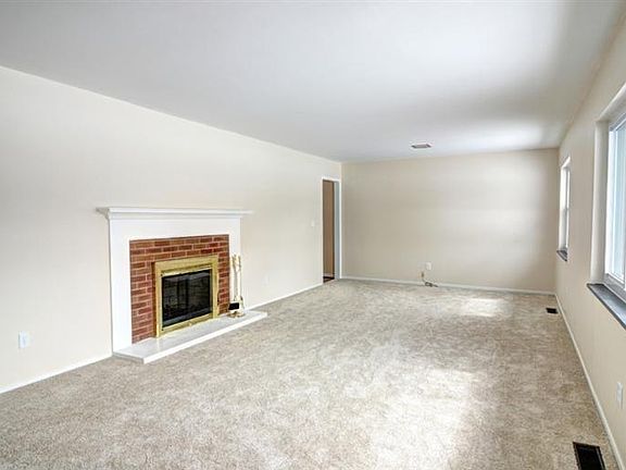 2nd image of 1021 Chateau Dr