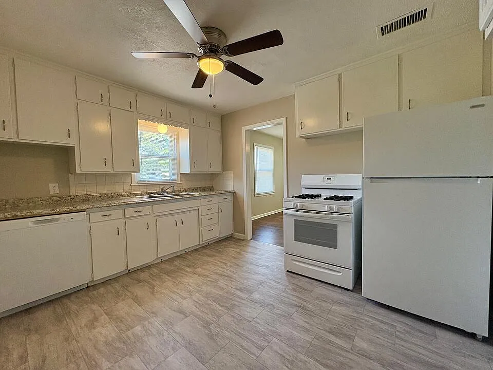 3 bed, 942 sqft, $1,050 — Photo 2