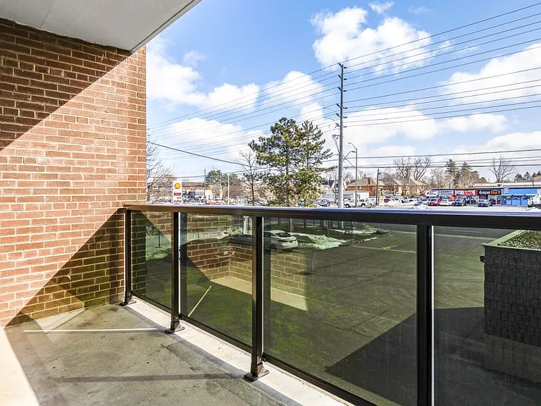 1219 Dundas St W — Photo 15