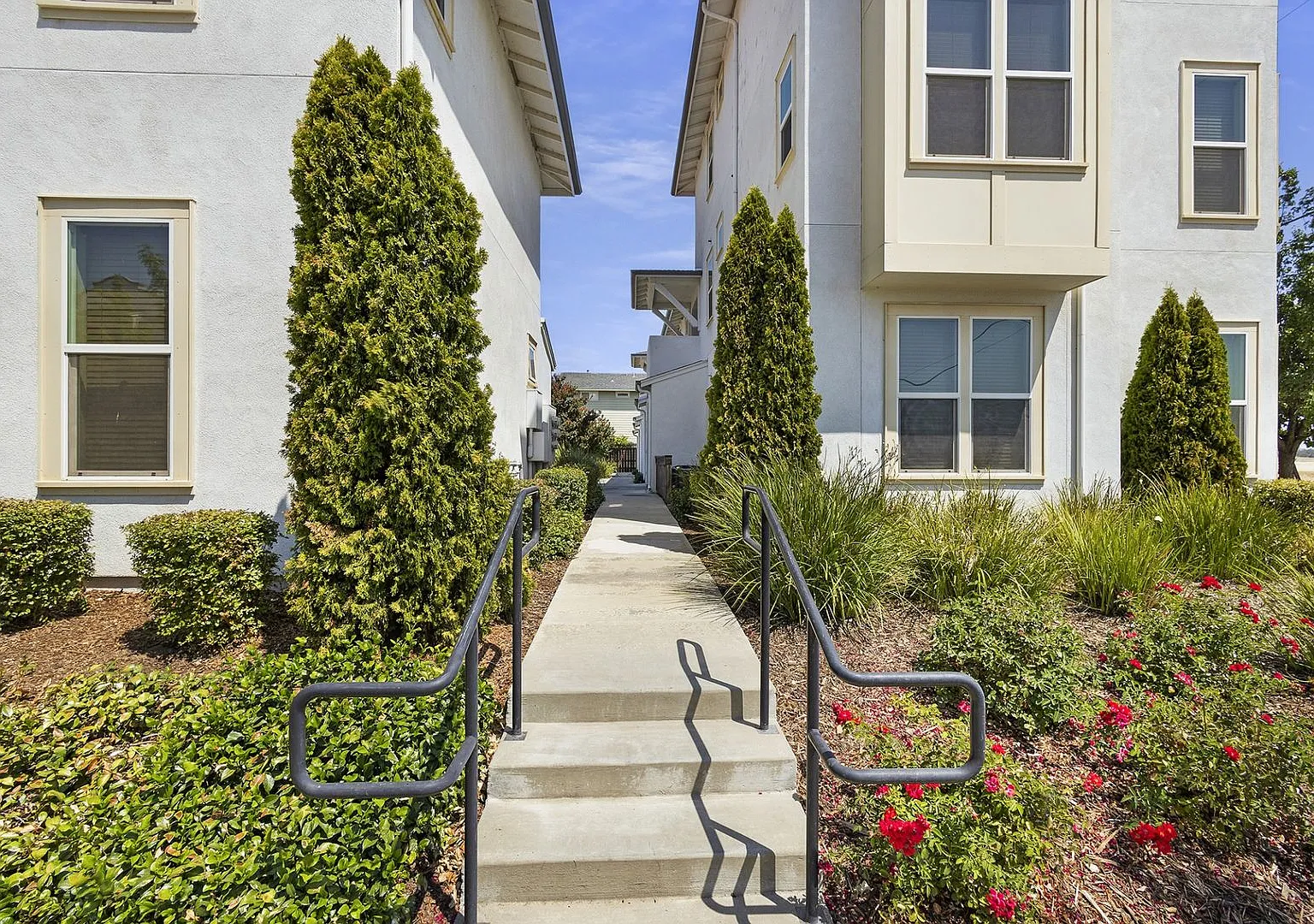 2 Bedroom, 1 Bath Available! — Photo 2