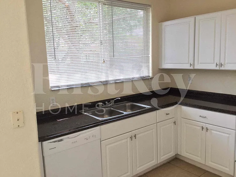 1009 NE 16th Ave — Photo 6
