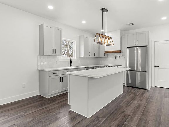 5th image of 646 Avenue A