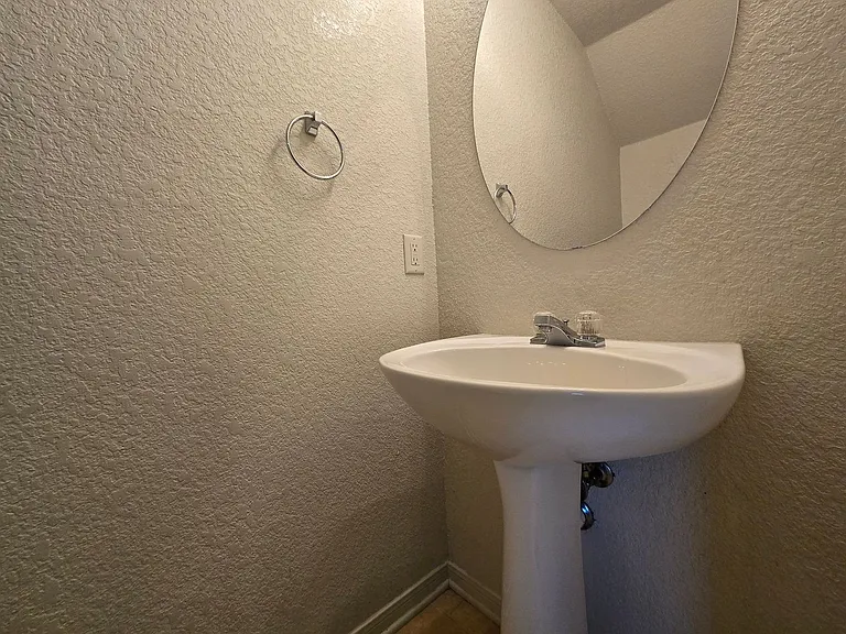 1603 Dugger Cir #B — Photo 18