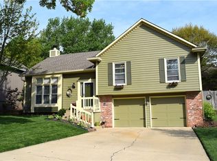 6420 Hilltop St, Shawnee, KS 66226