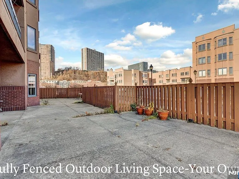 301 Chase Ct — Photo 9
