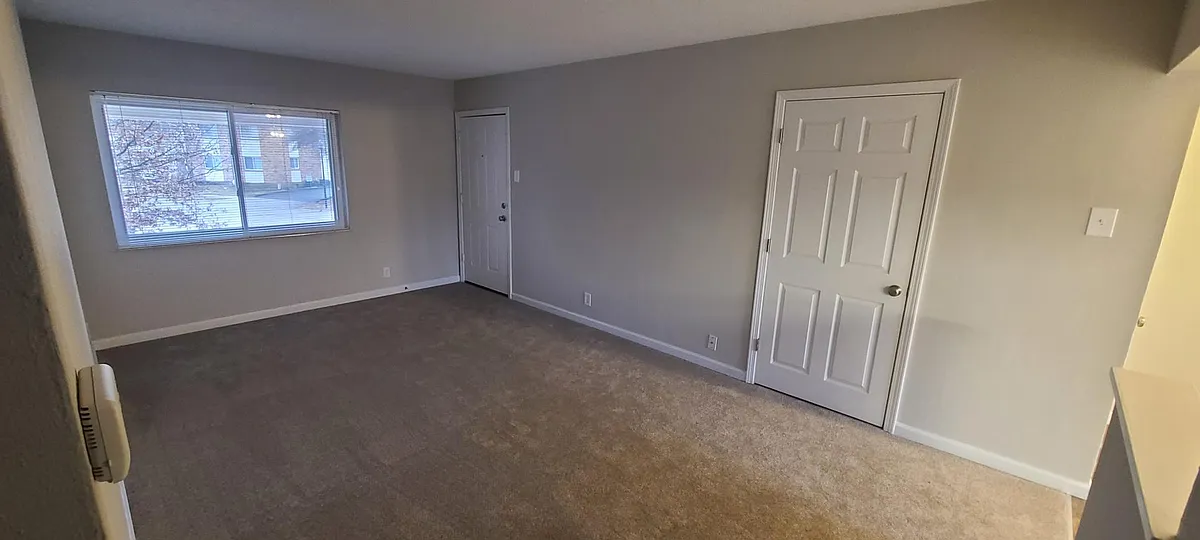 Spacious Livingroom with a coat closet - 35 Cathcart Dr #D