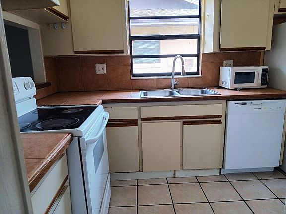 2nd image of 2216 Barbados Ct