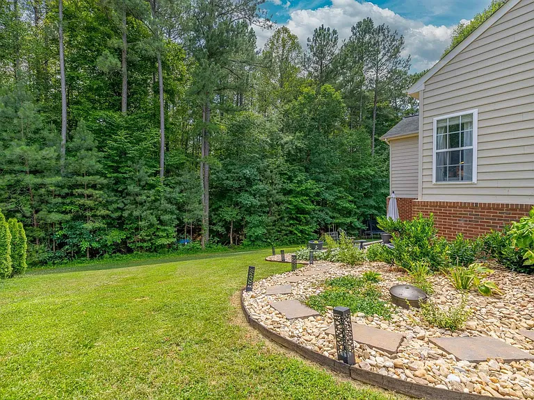 137 Whispering Woods Pl — Photo 12