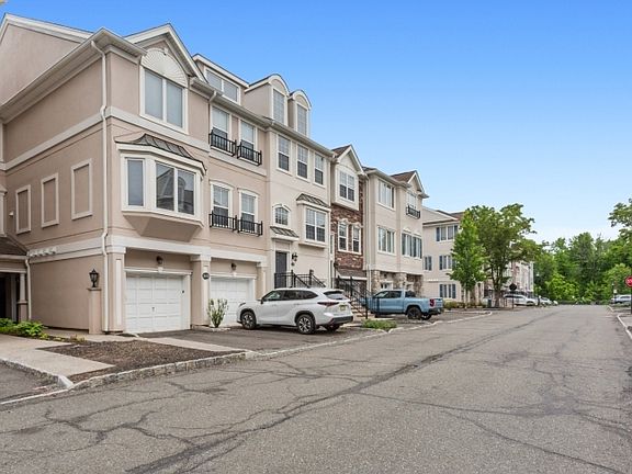 5th image of 28 Devonshire Dr