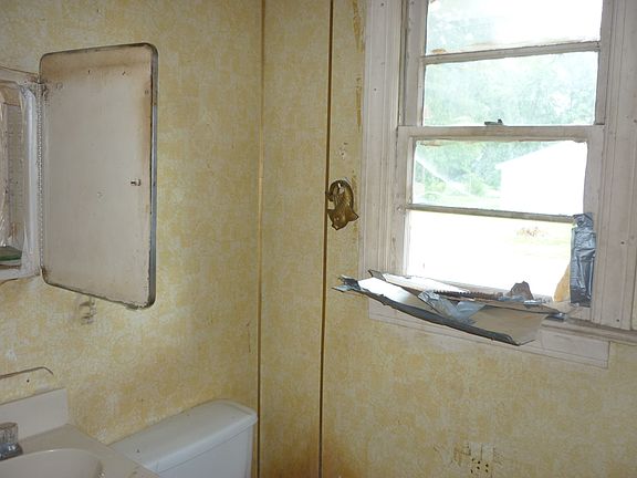 4th image of 303 Bond St