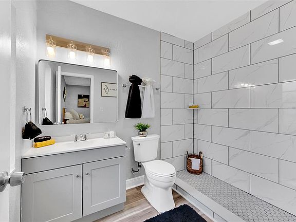 4th image of 429 E OAKWOOD STREET