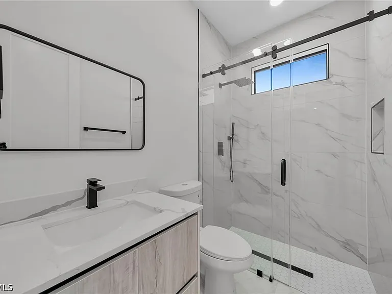 1426 NE 6th Ave — Photo 36
